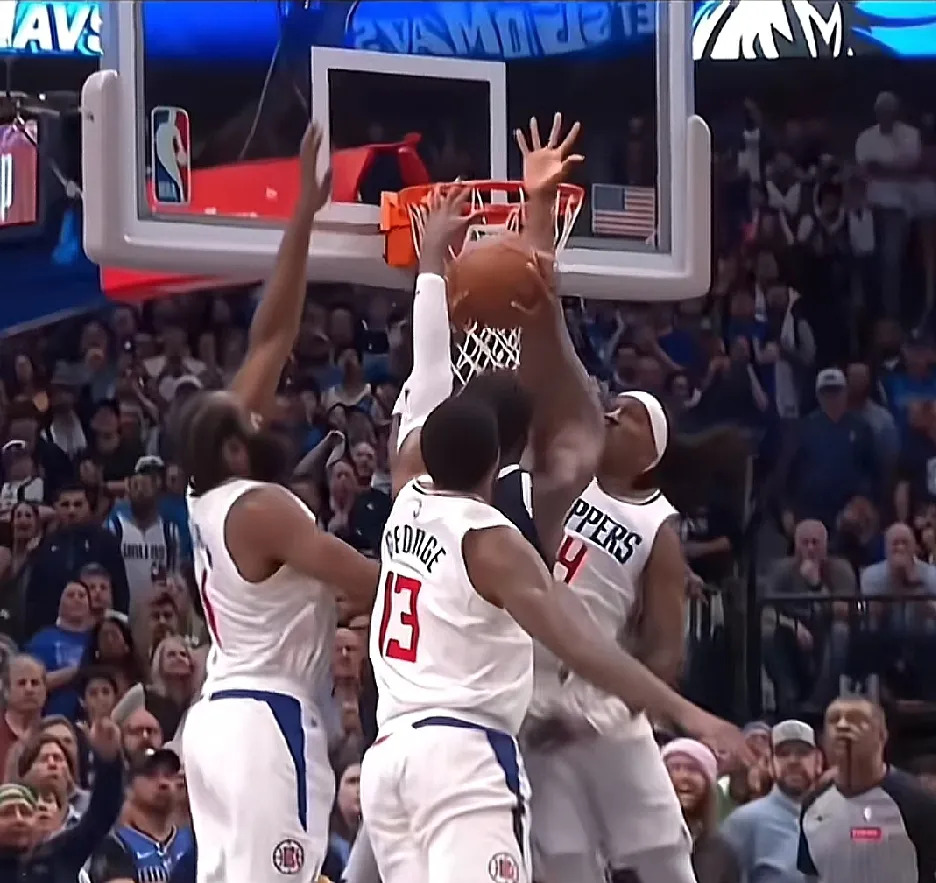 防守出色，成功挡住对手进攻