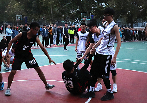 包含竞技篮球联赛：大连山猫队惜败的词条