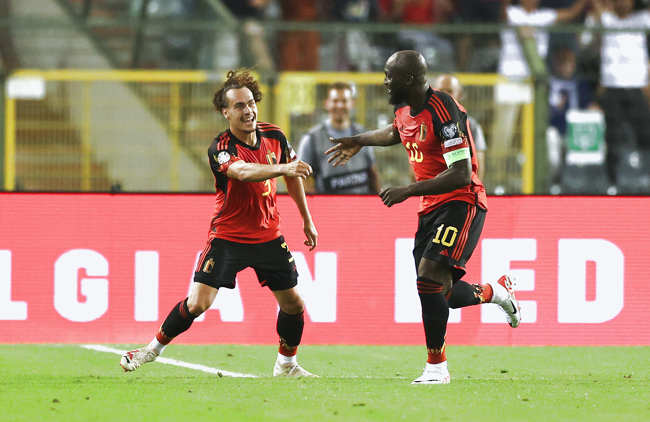 欧预赛:匈牙利险胜小组榜首遥遥无期求败 欧预赛:匈牙利险胜小组榜首遥遥无期求败