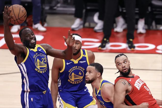 重庆队与外国对手交手展现球技