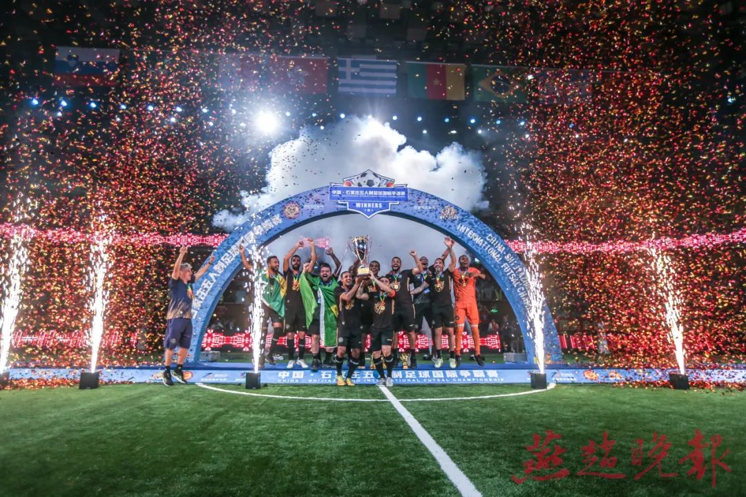 重庆队与外国对手交手展现球技