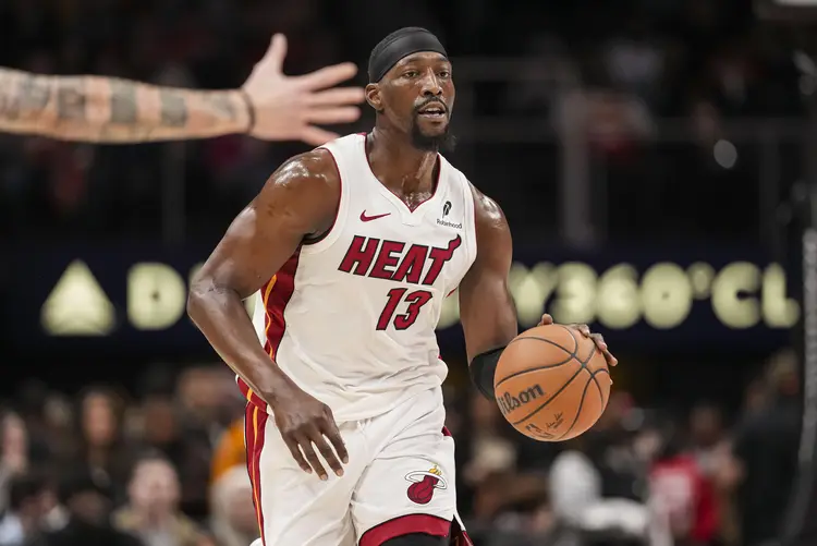 老鹰主场告捷,全队士气高昂 老鹰主场告捷,全队士气高昂